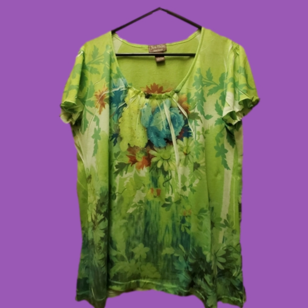 Womens Jane Ashely short sleeve flowy green floral top.